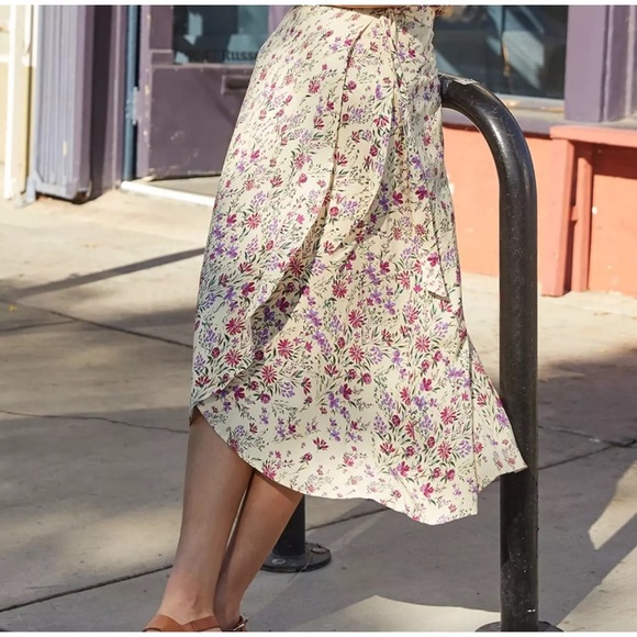 Velvet by Graham & Spencer Dresses & Skirts - Isadora Floral Print Challis Wrap Skirt size XS
